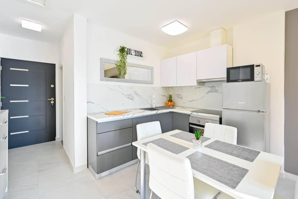 Apartment Noemi With A Direct Beach View Rabac Ngoại thất bức ảnh