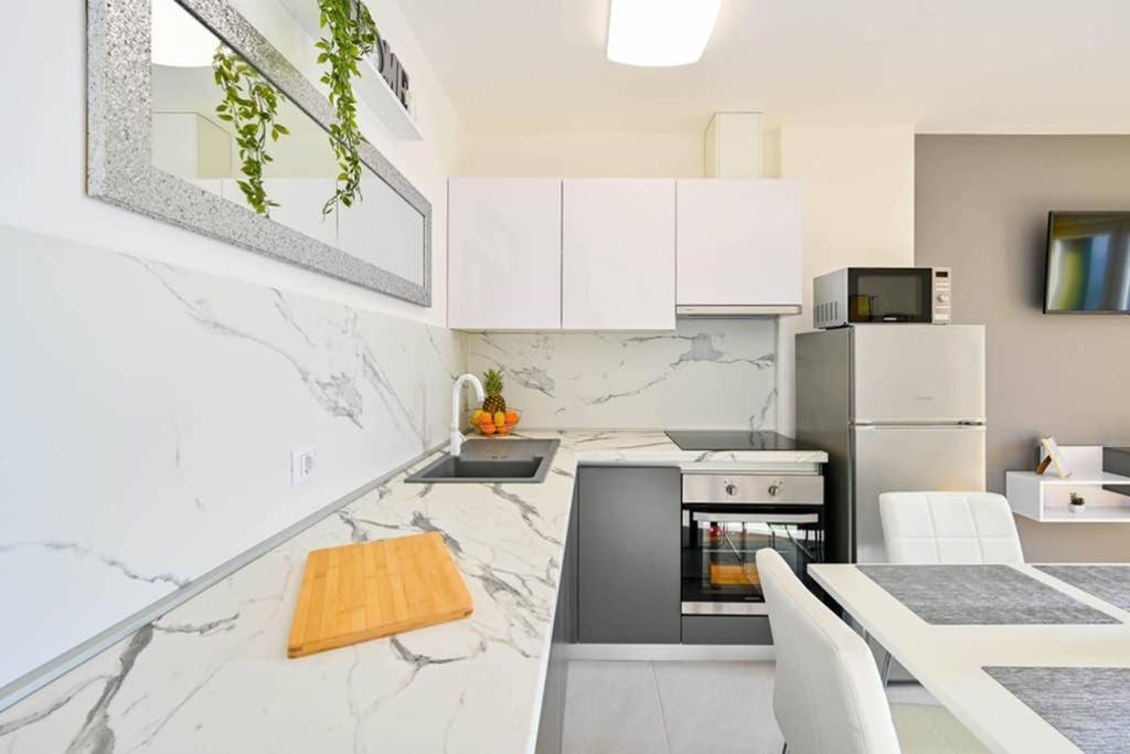 Apartment Noemi With A Direct Beach View Rabac Ngoại thất bức ảnh