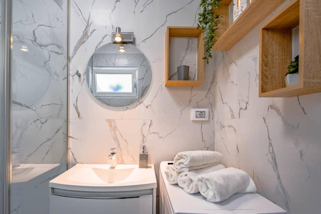 Apartment Noemi With A Direct Beach View Rabac Ngoại thất bức ảnh